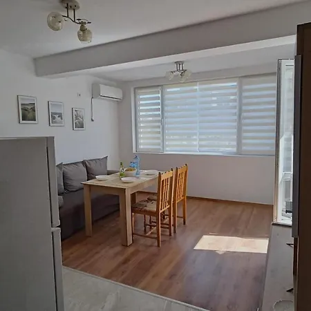 ангелина Daire *